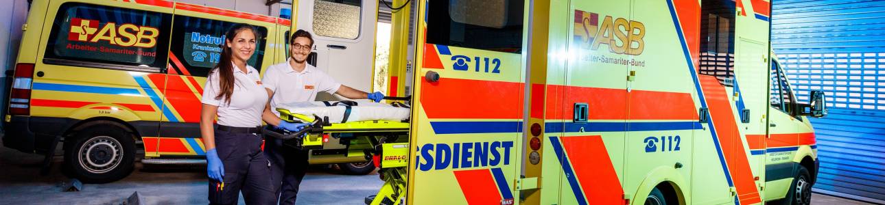 Notfallsanitäter, Rettungsassistenten, Rettungssanitäter und ärztliches Personal versorgen Notfallpatienten am Notfallort, bzw. während des Transportes.