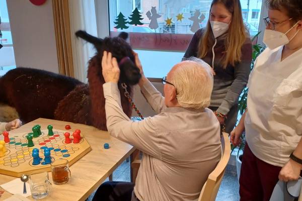 Wolliger Besuch im ASB Zentrum für Altenhilfe am Ilvesbach