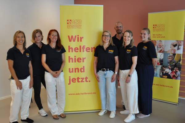 Freut sich mit den Gästen über die neuen Räumlichkeiten: das Team des ASB-Therapiezentrums in Schwaigern. Links im Bild: Leiterin Claudia Kübler