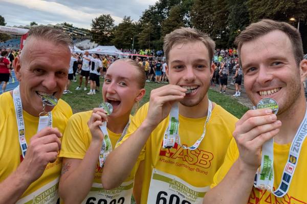 Fröhliche Gesichter: ASB-Mitarbeitende nach dem Stimme-Firmenlauf