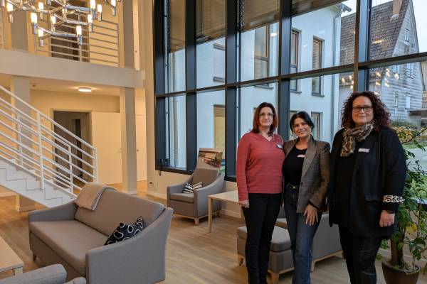 Susan Gailing, Kalterina Delija und Antje Bock in den Räumlichkeiten des Betreuten Wohnens in Paffenhofen