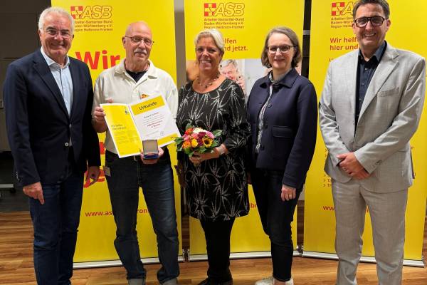 Roland Schmitt (2.v.l.) erhält das bronzene Samariter-Ehrenkreuz für 50 Jahre Mitgliedschaft