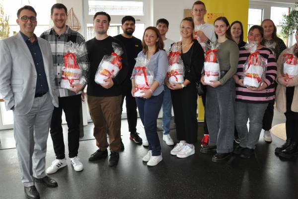 Gratulation zur bestandenen Ausbildung auf der Ehrungsfeier des ASB