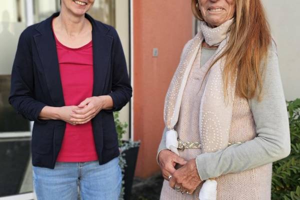 Christl Spahr (rechts) engagiert sich mit 81 Jahren seit nun 8 Jahren ehrenamtlich in der Tagespflege. Mit im Bild: Claudia Uhler, Einrichtungsleiterin des ASB Hauses am See.