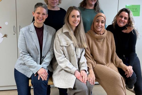 Anette Zanker-Belz, Regionalleiterin des Paritätischen Wohlfahrtsverbands mit Gemeinderätin und SPD-Landtagskandidatin Tanja Sasser-Beil, KiJuB-Regionalleiterin Fedaus Alnahhal mit dem ILKA-Team in der Grundschule Klingenberg.