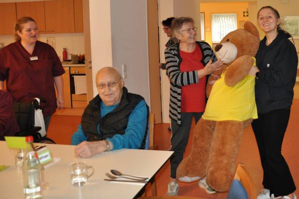 Besuchen die Tagespflege in Giengen a.d. Brenz: Lucia Dietrich mit dem ASBär