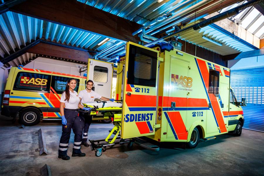 Notfallsanitäter, Rettungsassistenten, Rettungssanitäter und ärztliches Personal versorgen Notfallpatienten am Notfallort, bzw. während des Transportes. Notfallsanitäter, Rettungsassistenten, Rettungssanitäter und ärztliches Personal versorgen Notfallpatienten am Notfallort, bzw. während des Transportes.