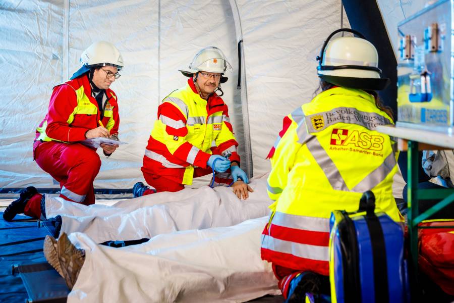 Großereignisse, die durch den regulären Rettungsdienst nicht mehr abgedeckt werden können, sind Einsatzgebiet von Bevölkerungsschutz und Schnelleinsatzgruppen. Großereignisse, die durch den regulären Rettungsdienst nicht mehr abgedeckt werden können, sind Einsatzgebiet von Bevölkerungsschutz und Schnelleinsatzgruppen.