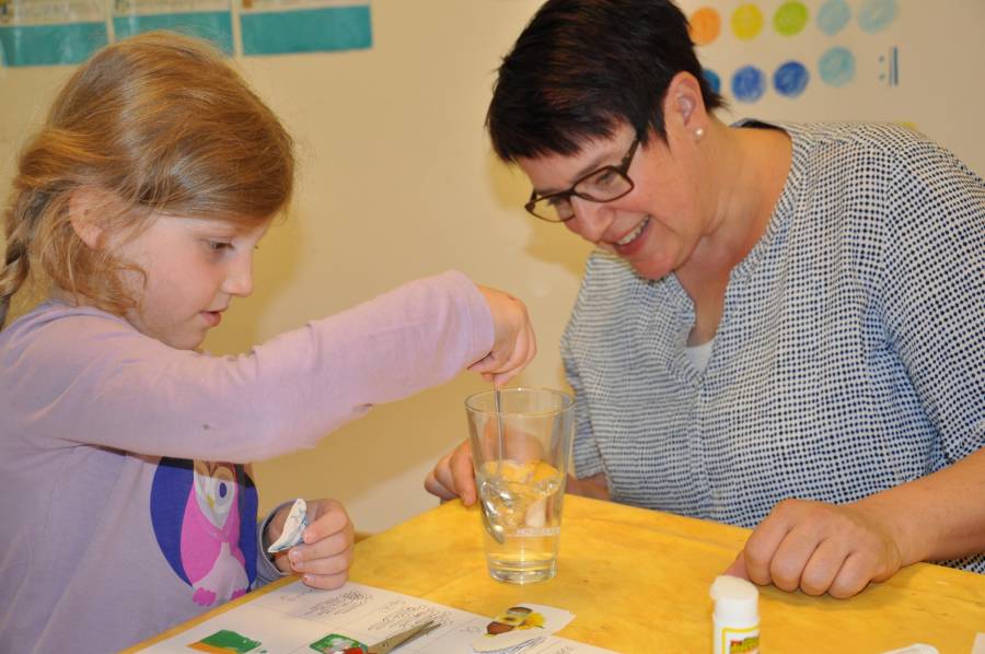 Birgit Schuster mit einer kleinen Forscherin