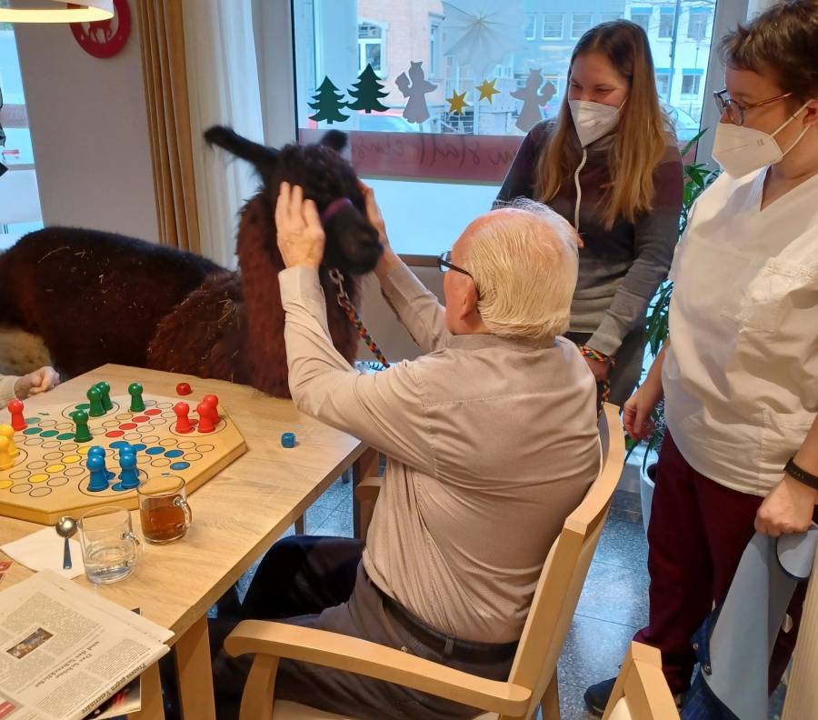 Wolliger Besuch im ASB Zentrum für Altenhilfe am Ilvesbach