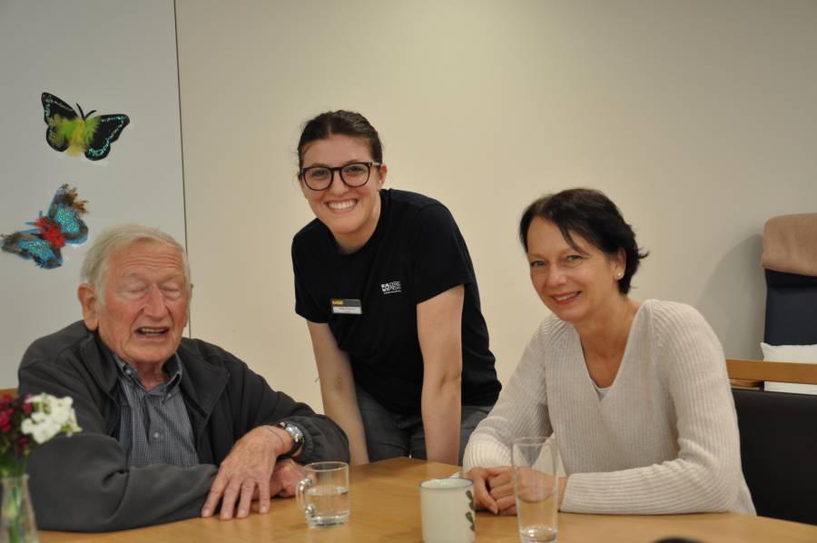 FSJlerin Lirije Krasniqui mit Regierungspräsidentin Susanne Bay und einem der Tagesgäste