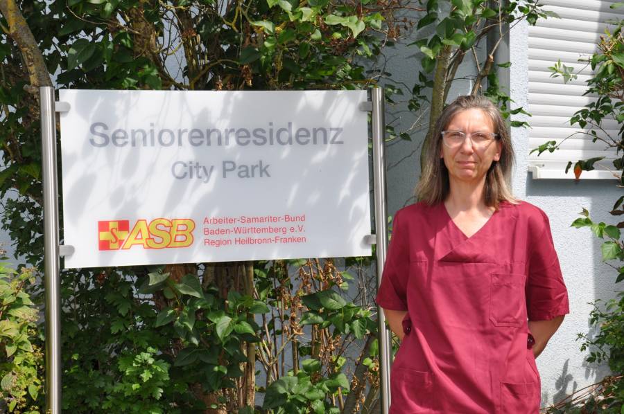 Britt Deckert ist Betreuungskraft im Bereich der Jungen Pflege