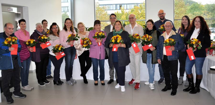 Geschäftsführer Steffen Kübler gratuliert Mitarbeiterinnen und Mitarbeitern zum Dienstjubiläum