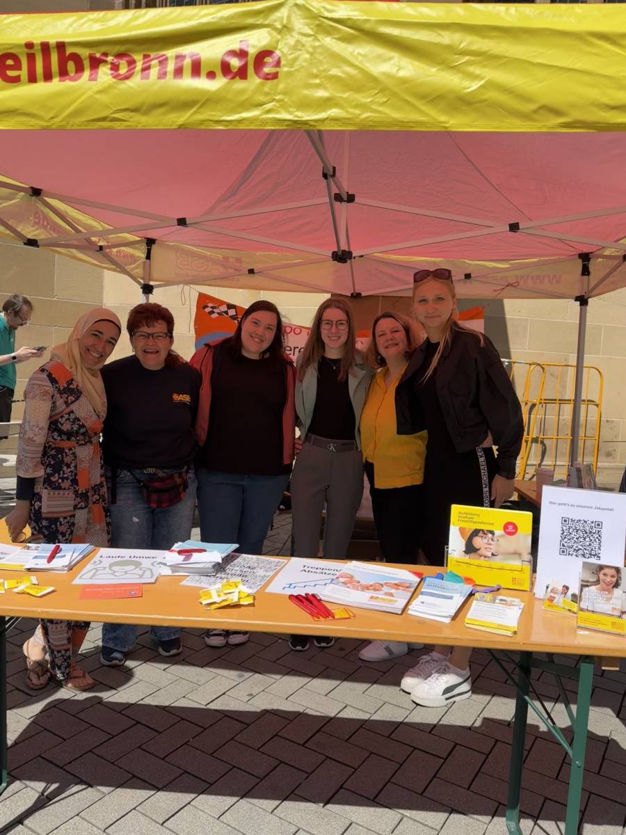 Am ASB-Stand: Ferdaus Alnahhal, Anja Rogé-Kühner, Tabea Hoffmann, Hannah Schückler, Maria Erdmann, Joanna Sommer (v.l.n.r.)