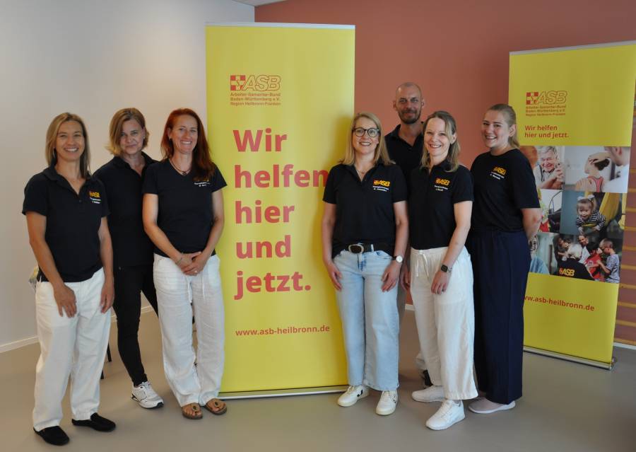 Freut sich mit den Gästen über die neuen Räumlichkeiten: das Team des ASB-Therapiezentrums in Schwaigern. Links im Bild: Leiterin Claudia Kübler