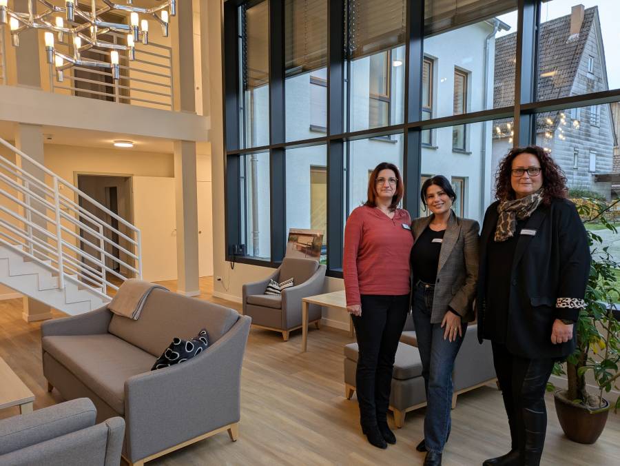 Susan Gailing, Kalterina Delija und Antje Bock in den Räumlichkeiten des Betreuten Wohnens in Paffenhofen