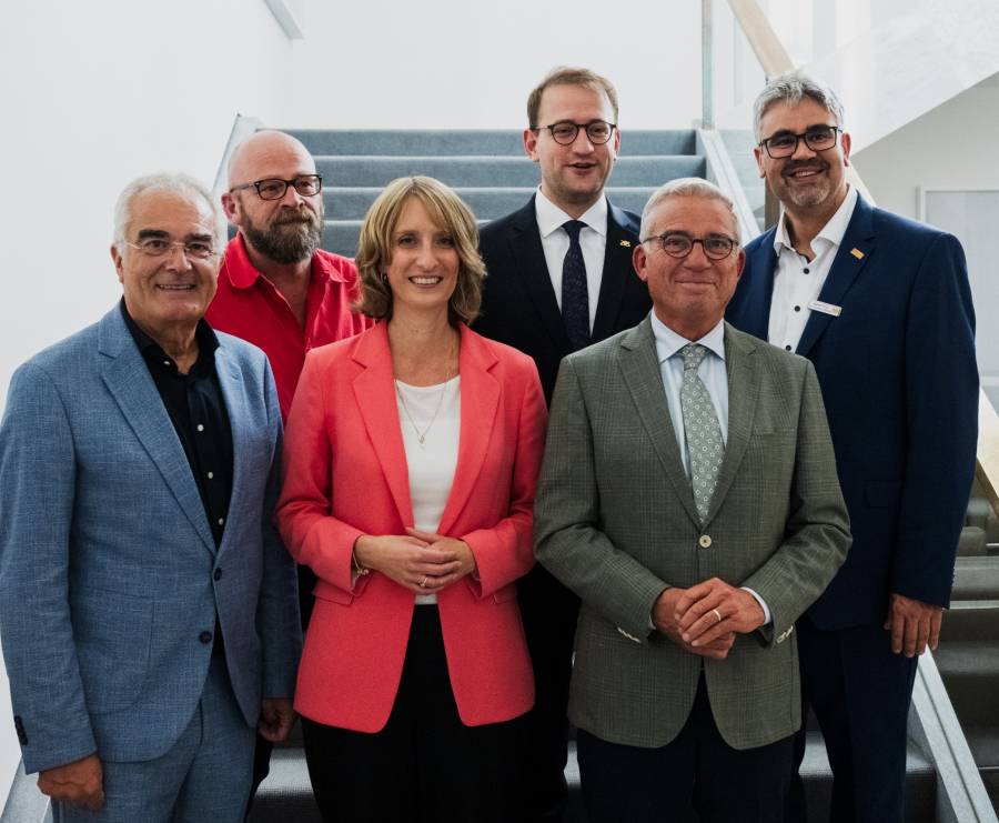 Guido Rebstock, Vorsitzender des ASB Region Heilbronn-Franken (1. v. l.), und Daniel Groß (1. v. r.), stellvertretender ASB-Landesgeschäftsführer, beim Blaulichtempfang in Stuttgart. Foto: Hannes Griepentrog