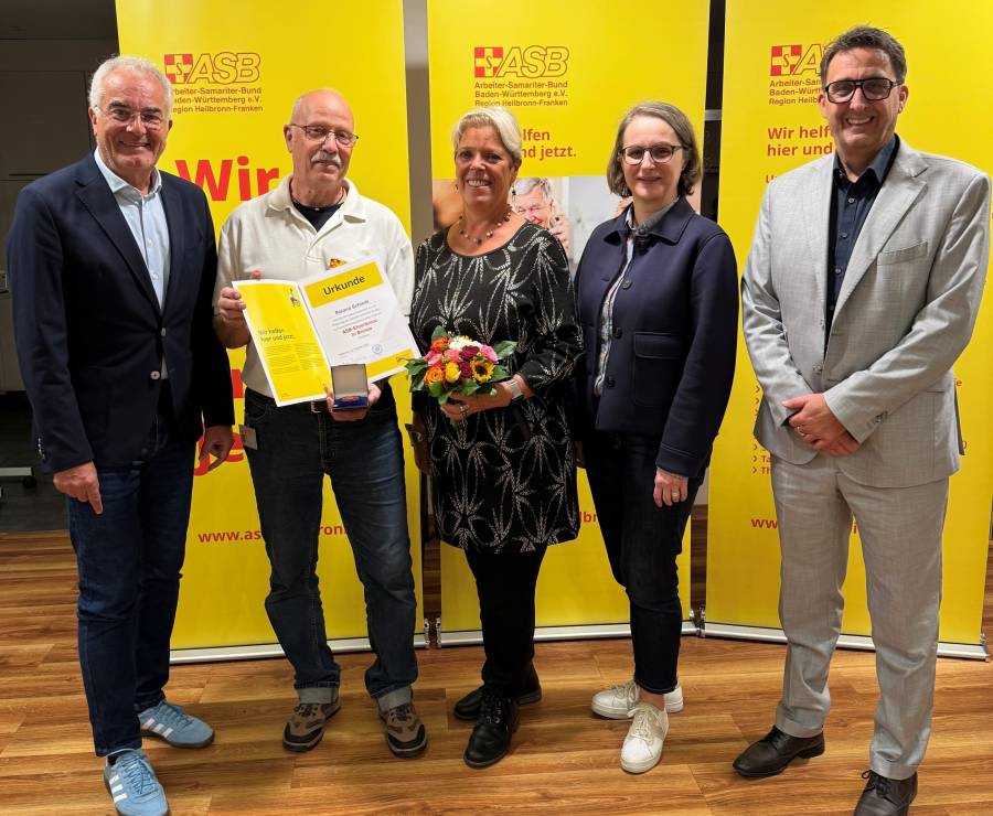 Roland Schmitt (2.v.l.) erhält das bronzene Samariter-Ehrenkreuz für 50 Jahre Mitgliedschaft