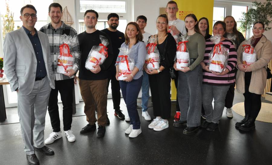 Gratulation zur bestandenen Ausbildung auf der Ehrungsfeier des ASB Gratulation zur bestandenen Ausbildung auf der Ehrungsfeier des ASB