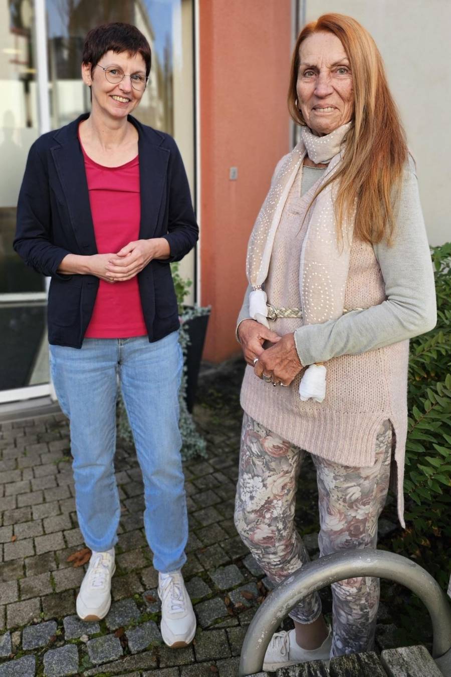 Christl Spahr (rechts) engagiert sich mit 81 Jahren seit nun 8 Jahren ehrenamtlich in der Tagespflege. Mit im Bild: Claudia Uhler, Einrichtungsleiterin des ASB Hauses am See.