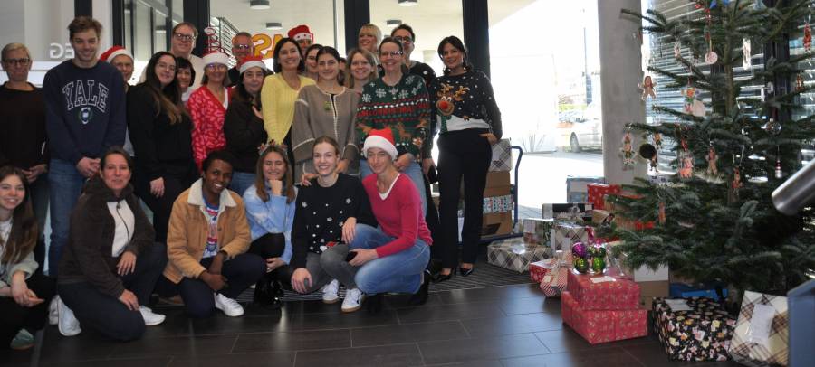 Die Mitarbeiter:innen des ASB-Dienstleistungszentrums freuen sich über die zahlreichen Pakete für Menschen in Not. Die Mitarbeiter:innen des ASB-Dienstleistungszentrums freuen sich über die zahlreichen Pakete für Menschen in Not.