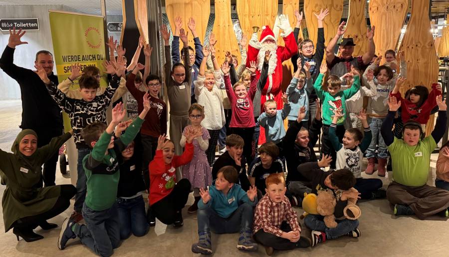 Herzenswünsche erfüllte der Weihnachtsmann den Kindern, welche die KiJuB des ASB betreut. Herzenswünsche erfüllte der Weihnachtsmann den Kindern, welche die KiJuB des ASB betreut.