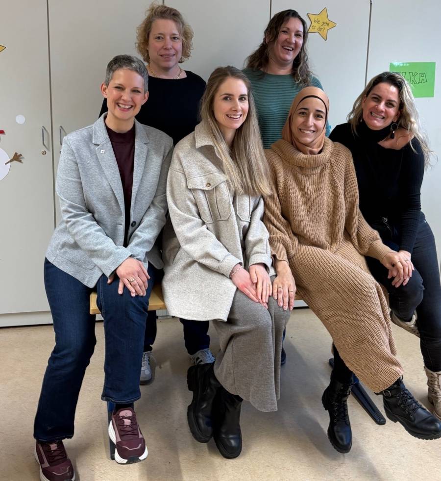 Anette Zanker-Belz, Regionalleiterin des Paritätischen Wohlfahrtsverbands mit Gemeinderätin und SPD-Landtagskandidatin Tanja Sasser-Beil, KiJuB-Regionalleiterin Fedaus Alnahhal mit dem ILKA-Team in der Grundschule Klingenberg. Anette Zanker-Belz, Regionalleiterin des Paritätischen Wohlfahrtsverbands mit Gemeinderätin und SPD-Landtagskandidatin Tanja Sasser-Beil, KiJuB-Regionalleiterin Fedaus Alnahhal mit dem ILKA-Team in der Grundschule Klingenberg.