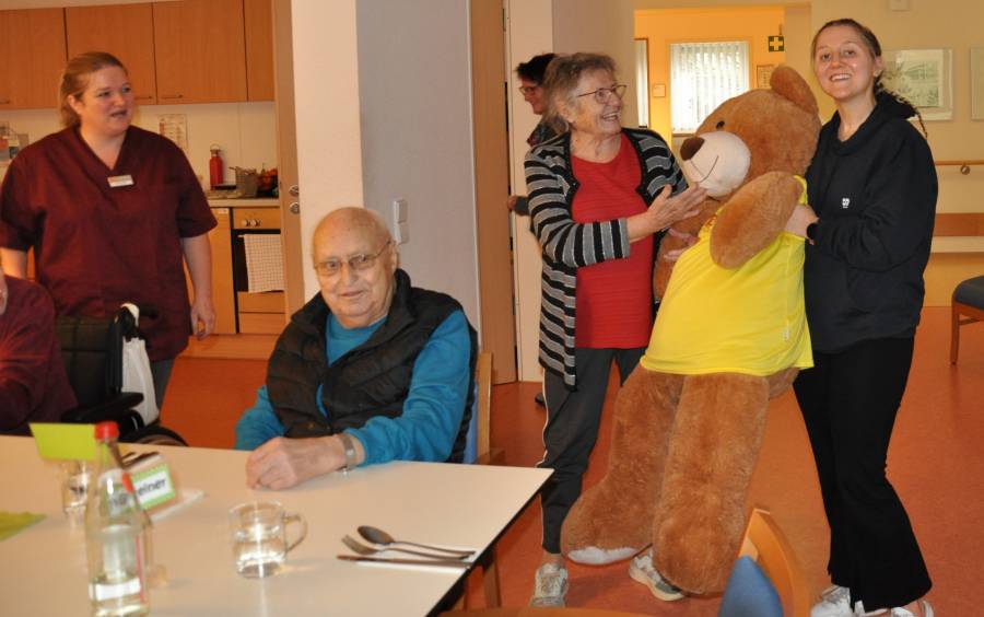 Besuchen die Tagespflege in Giengen a.d. Brenz: Lucia Dietrich mit dem ASBär Besuchen die Tagespflege in Giengen a.d. Brenz: Lucia Dietrich mit dem ASBär